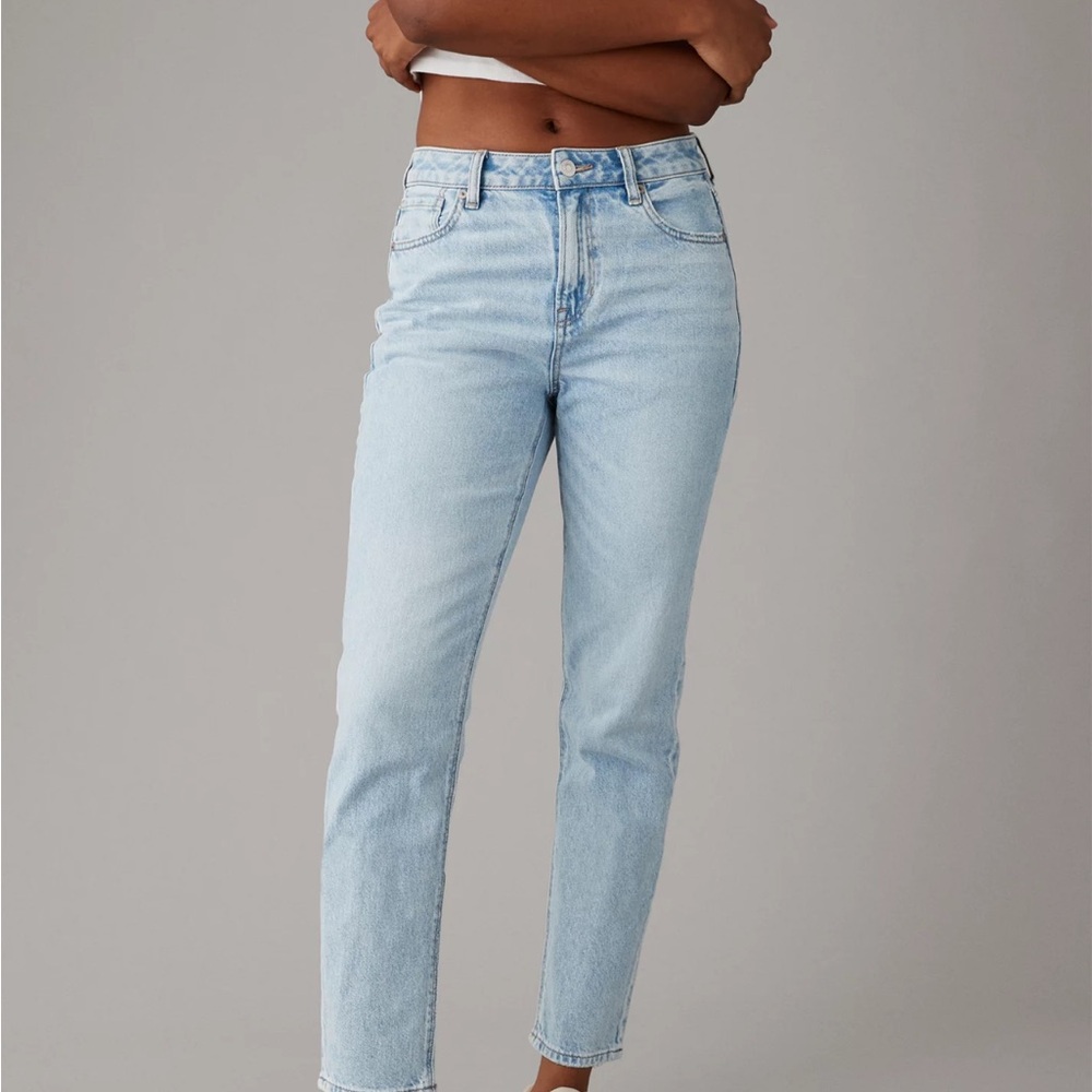 NWT American Eagle Strigid High Waisted Light Wash Mom Jeans Size 8 Blue Breeze